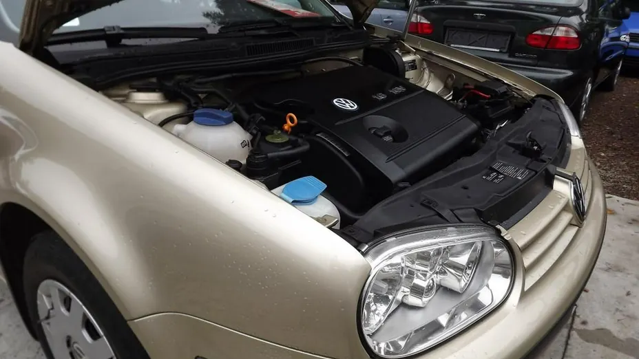 VOLKSWAGEN Golf -