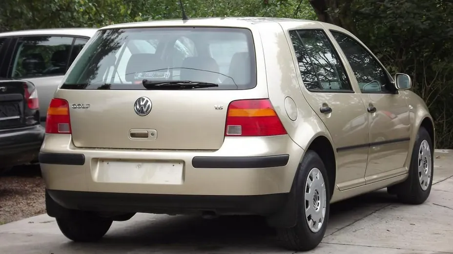 VOLKSWAGEN Golf -