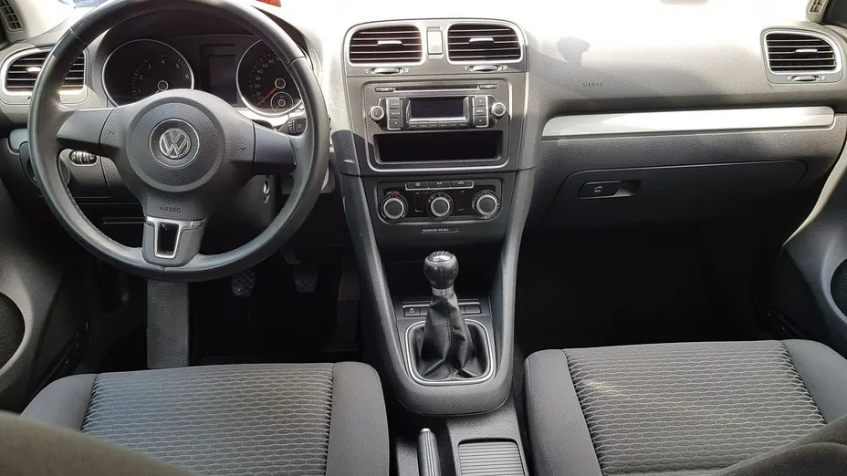 VOLKSWAGEN Golf -