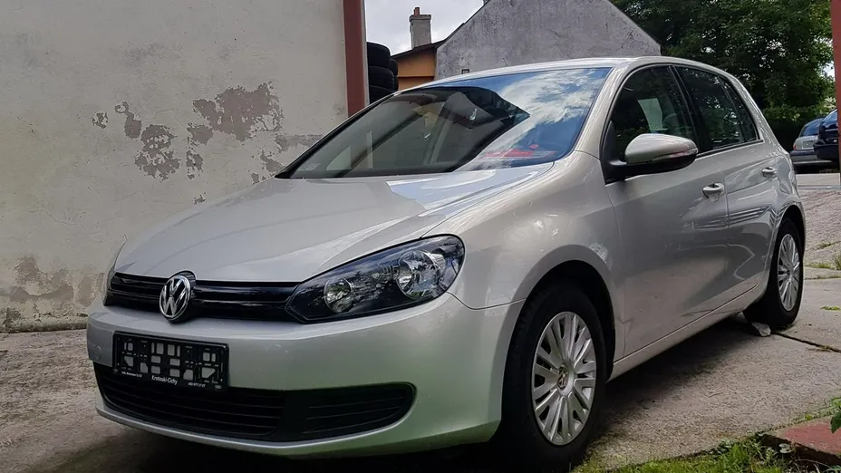 VOLKSWAGEN Golf -