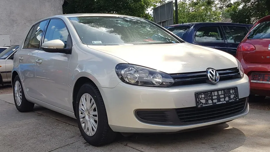 VOLKSWAGEN Golf -