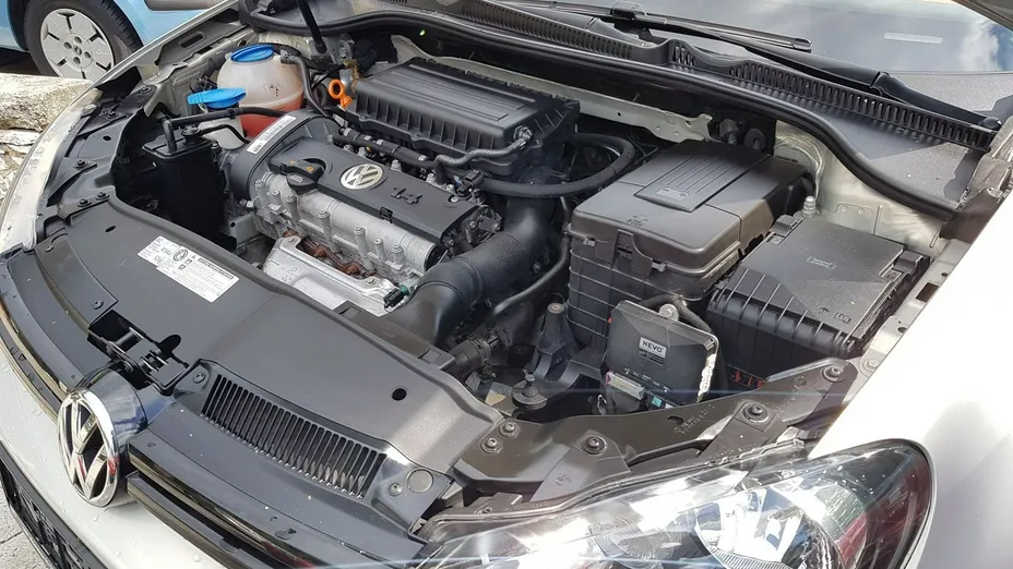 VOLKSWAGEN Golf -
