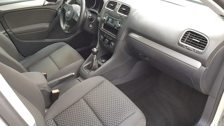 VOLKSWAGEN Golf -