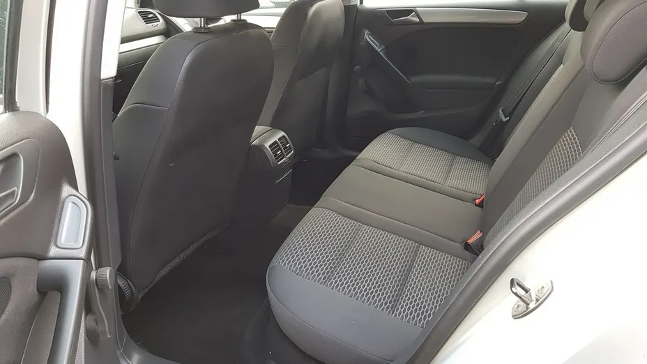 VOLKSWAGEN Golf -