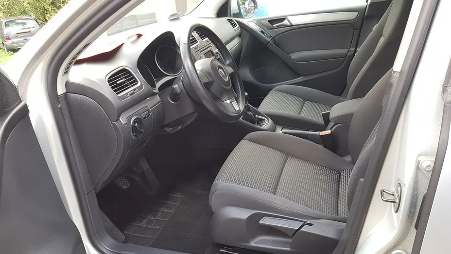 VOLKSWAGEN Golf -