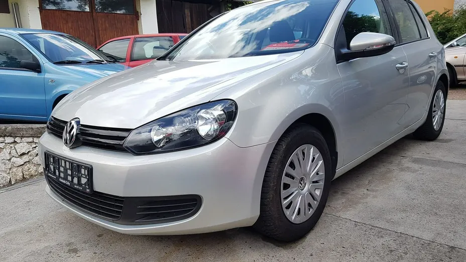 VOLKSWAGEN Golf -