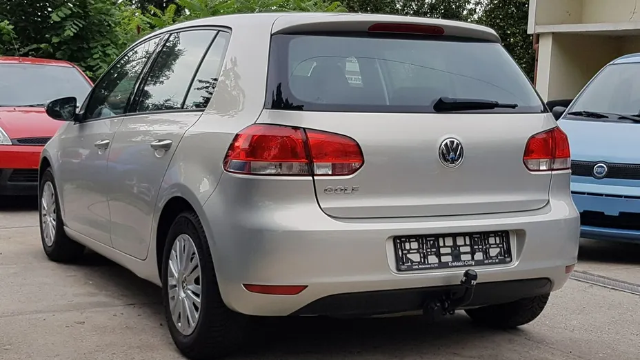 VOLKSWAGEN Golf -
