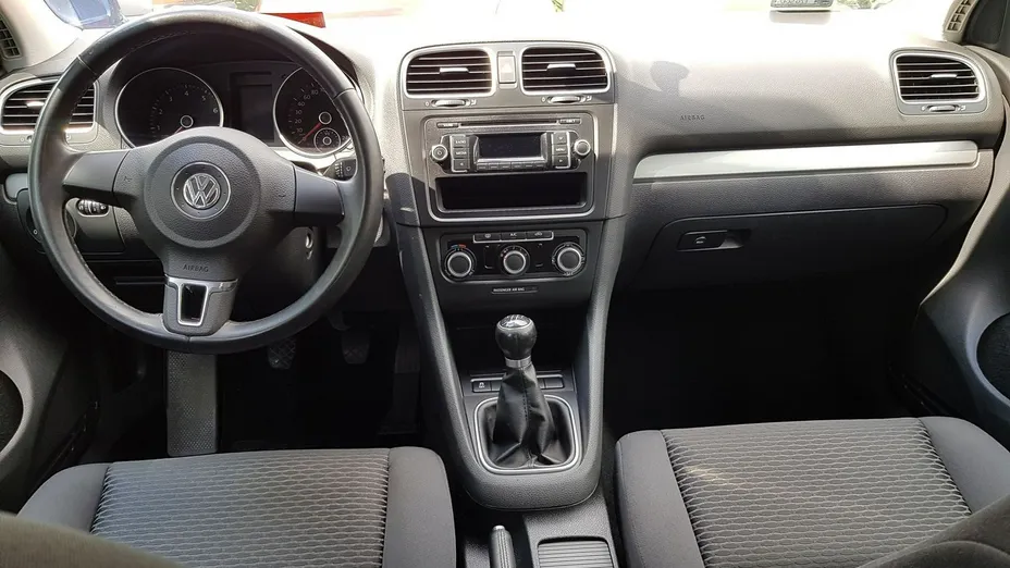 VOLKSWAGEN Golf -