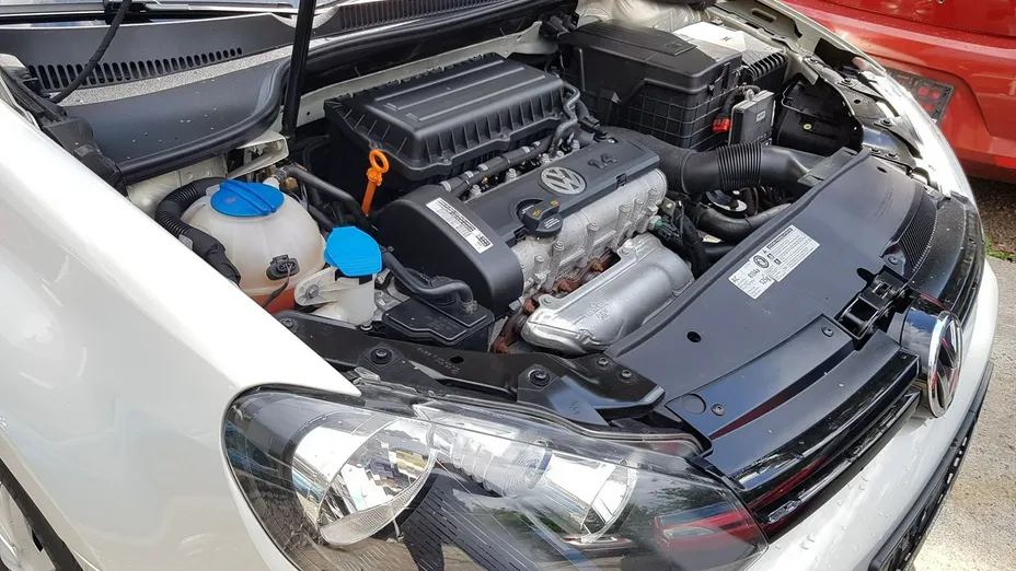 VOLKSWAGEN Golf -