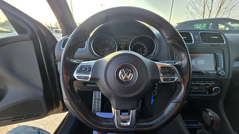 VOLKSWAGEN Golf -