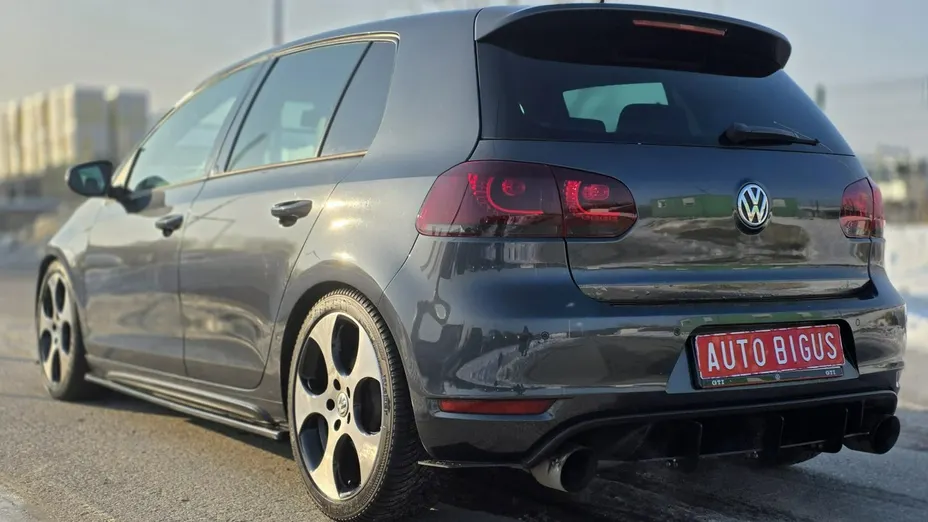 VOLKSWAGEN Golf -