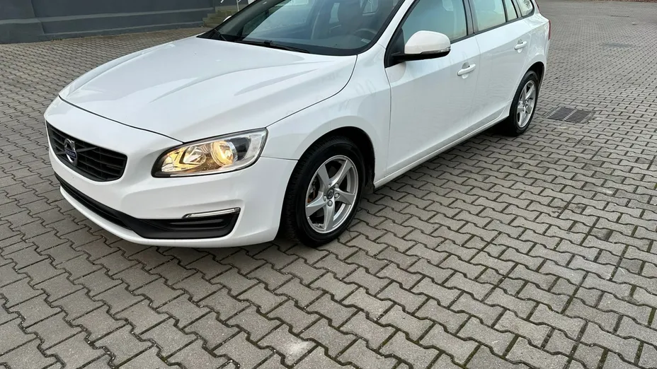 VOLVO V60 -