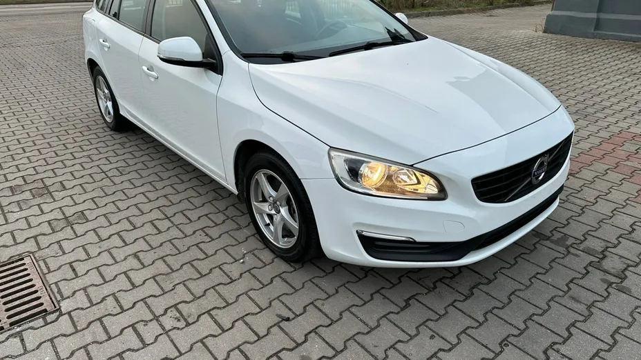 VOLVO V60 -