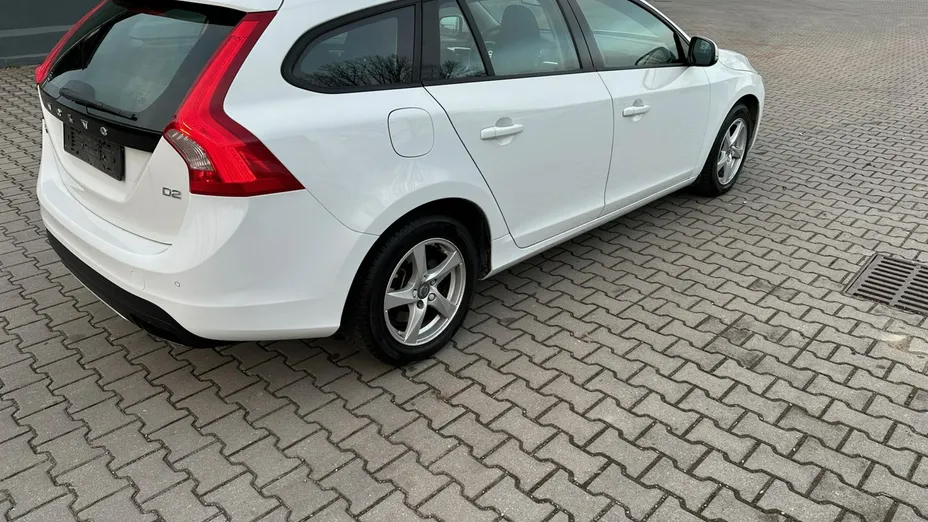 VOLVO V60 -