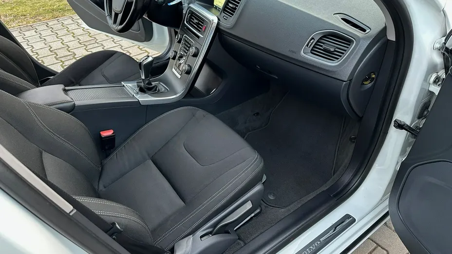 VOLVO V60 -