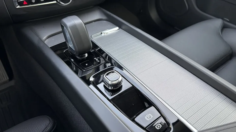 VOLVO XC60 XC60 T6 Plug-In Hybrid AWD Ultra Dark aut