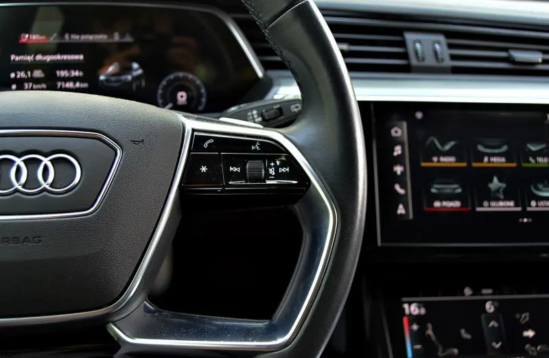 AUDI e-tron -