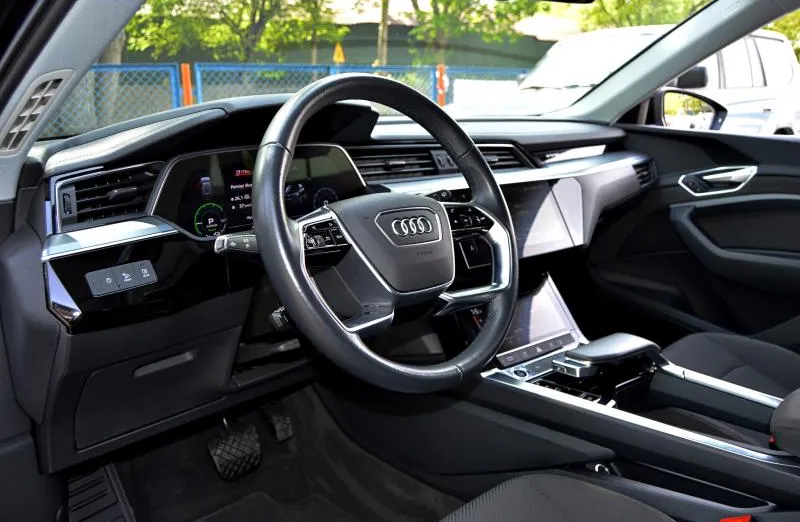 AUDI e-tron -