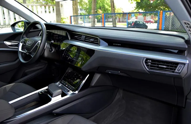 AUDI e-tron -