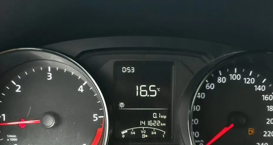 VOLKSWAGEN Polo -