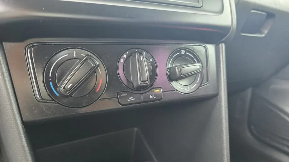 VOLKSWAGEN Polo -