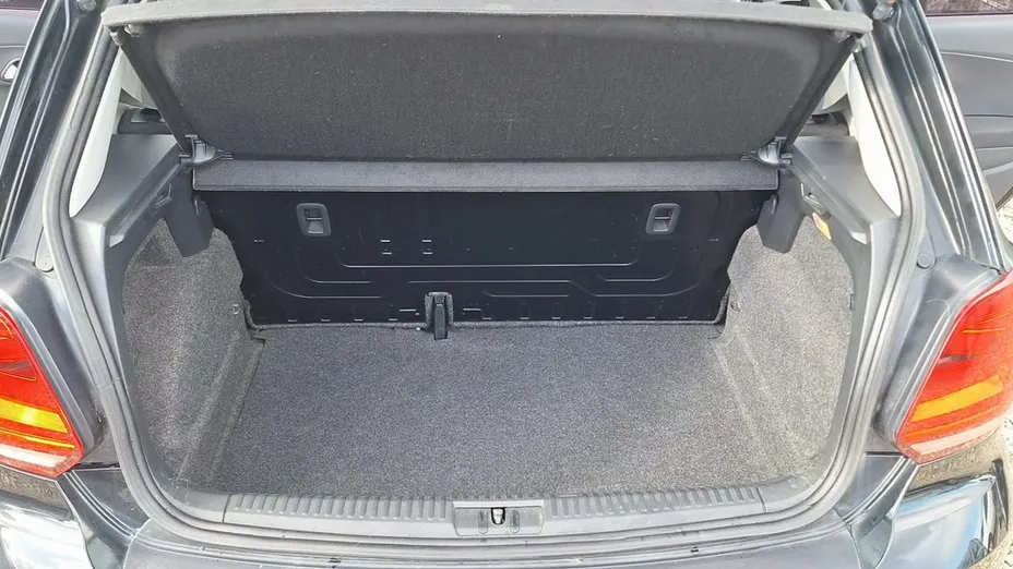 VOLKSWAGEN Polo -