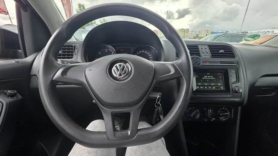 VOLKSWAGEN Polo -