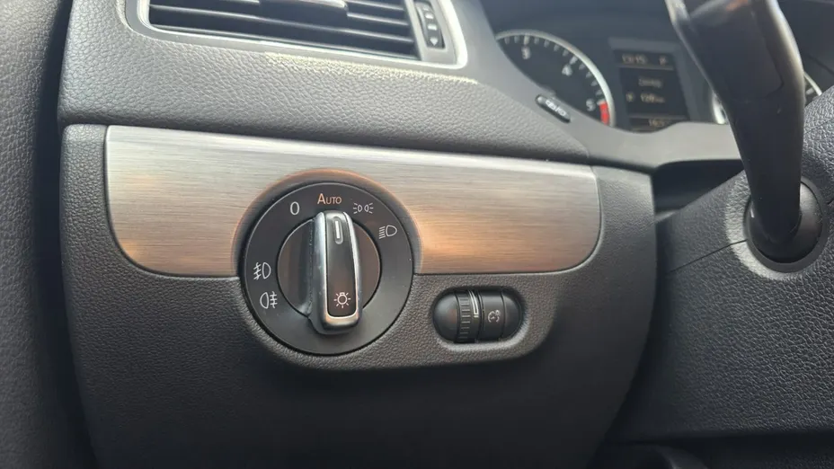 VOLKSWAGEN Jetta -