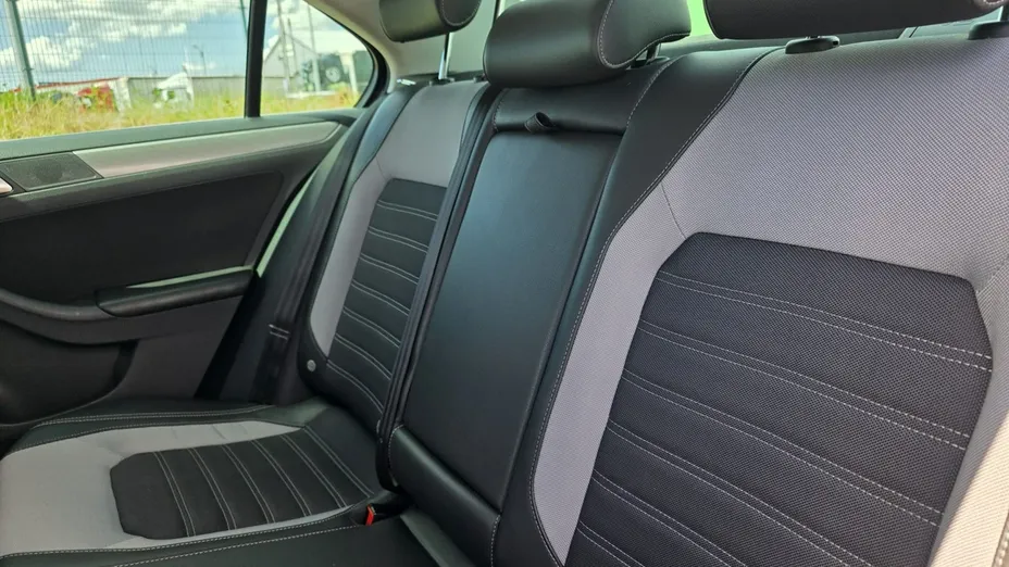 VOLKSWAGEN Jetta -