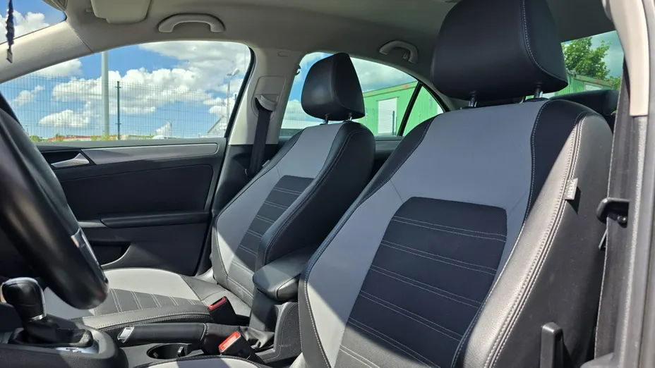 VOLKSWAGEN Jetta -