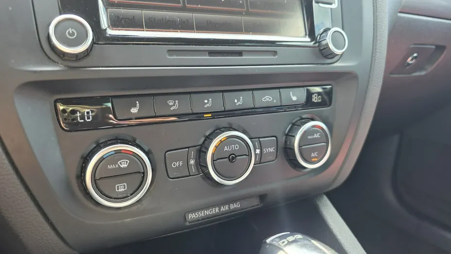 VOLKSWAGEN Jetta -