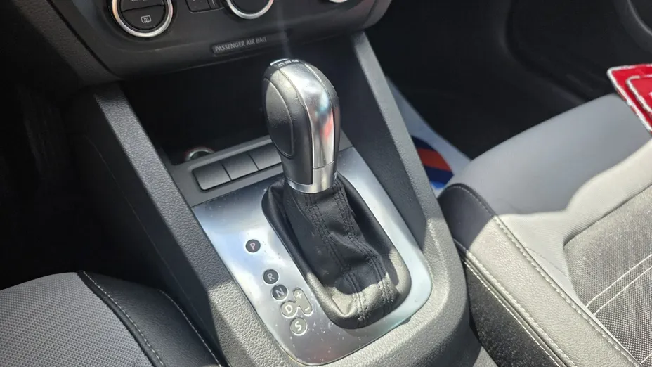 VOLKSWAGEN Jetta -