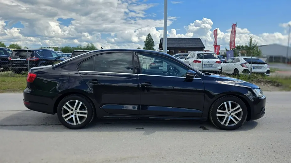 VOLKSWAGEN Jetta -