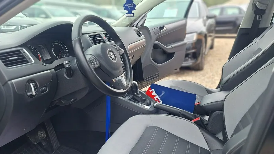 VOLKSWAGEN Jetta -