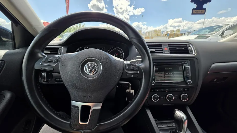 VOLKSWAGEN Jetta -