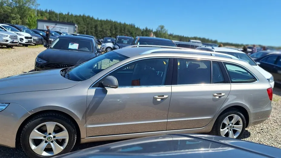 SKODA Superb -