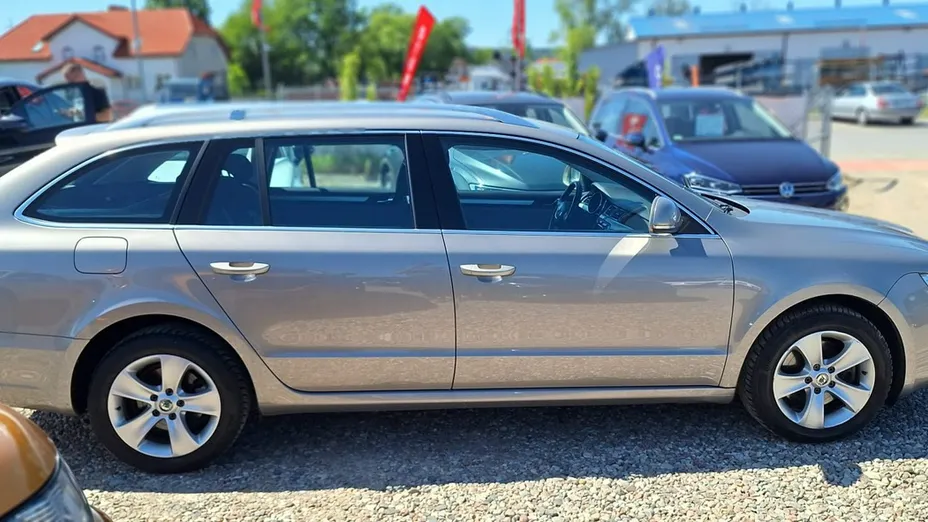 SKODA Superb -