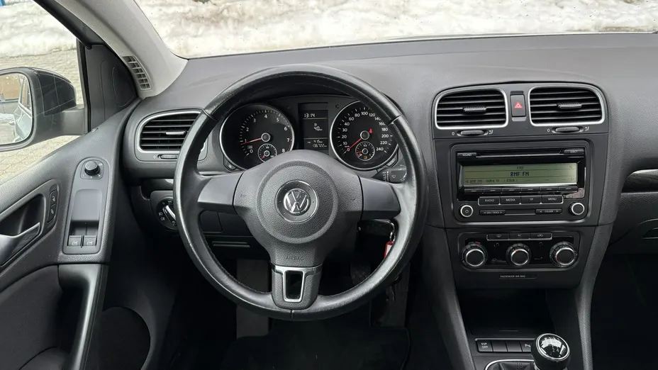 VOLKSWAGEN Golf -