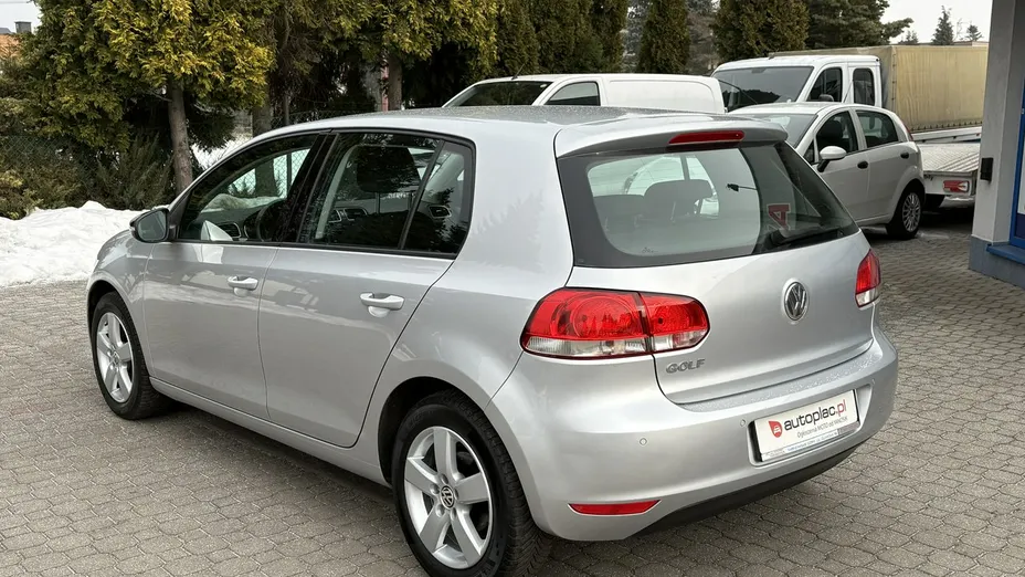 VOLKSWAGEN Golf -