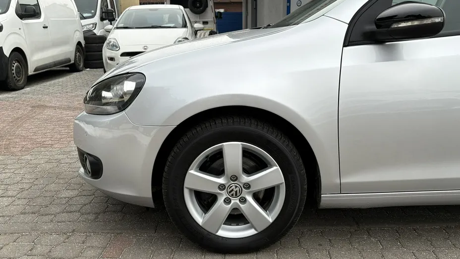 VOLKSWAGEN Golf -