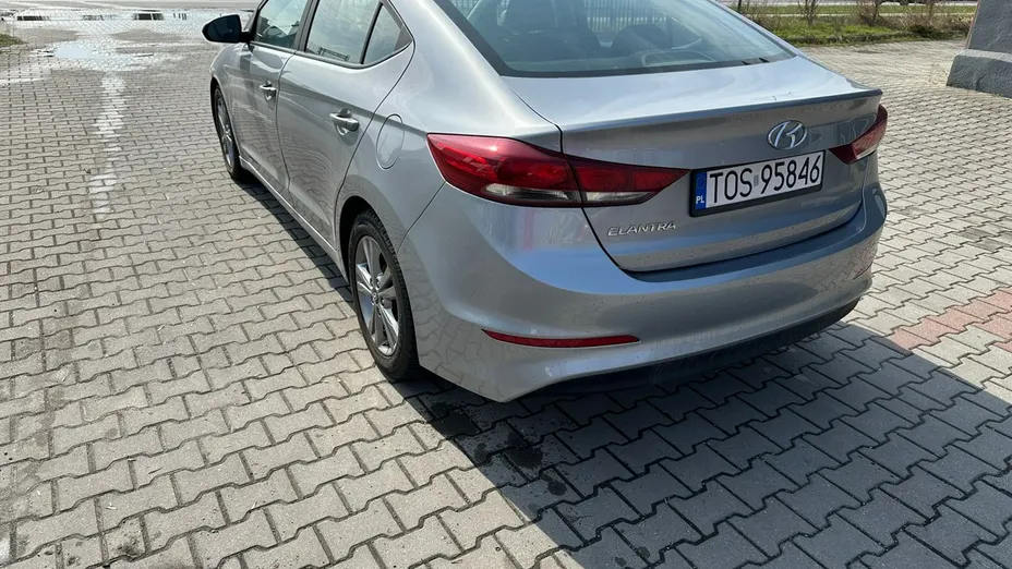 HYUNDAI Elantra -