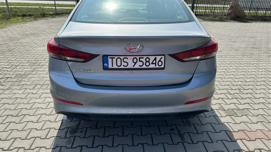 HYUNDAI Elantra -