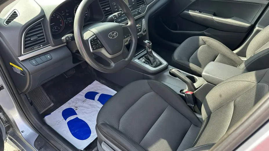 HYUNDAI Elantra -
