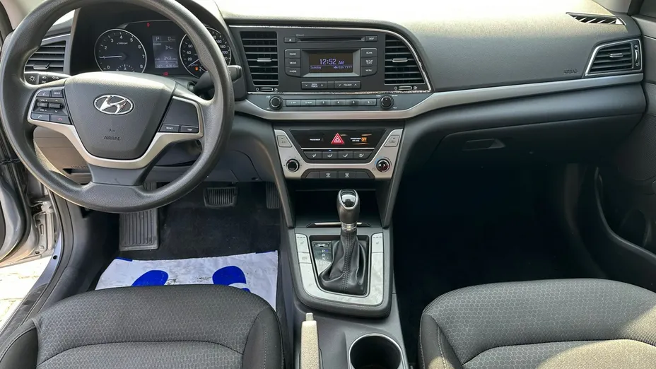 HYUNDAI Elantra -