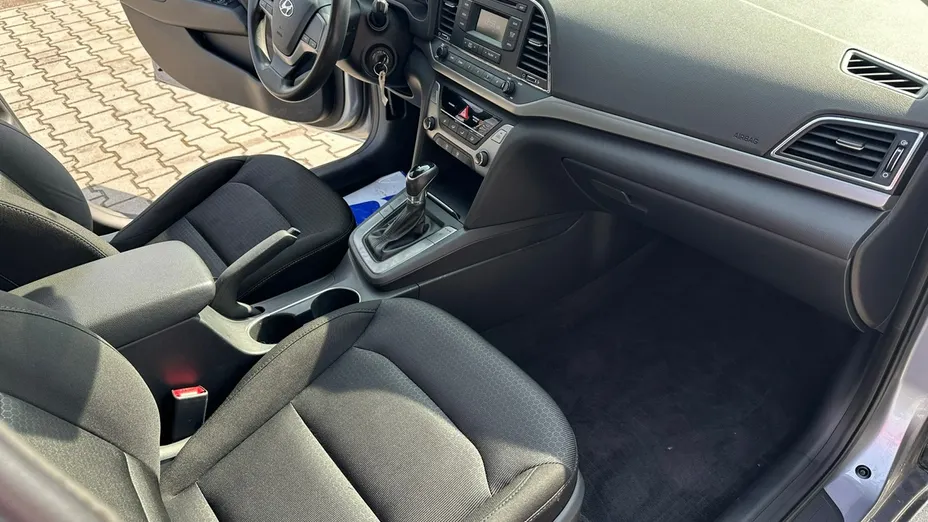 HYUNDAI Elantra -
