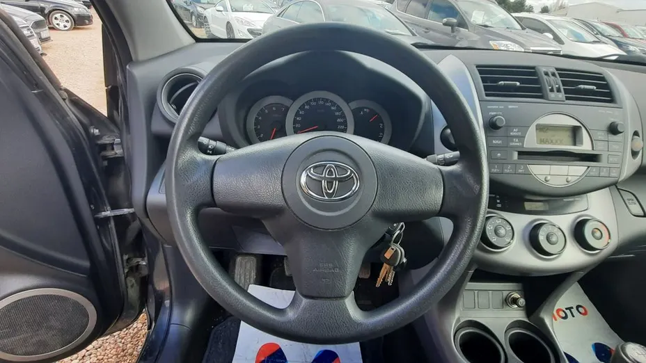 TOYOTA RAV4 -