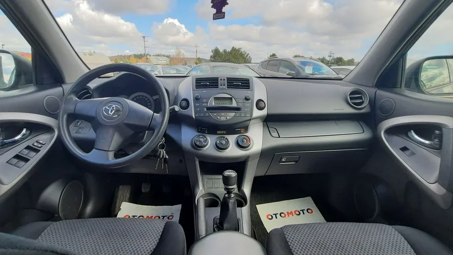 TOYOTA RAV4 -