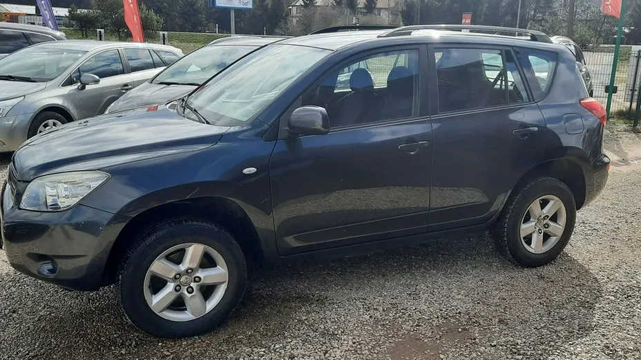 TOYOTA RAV4 -