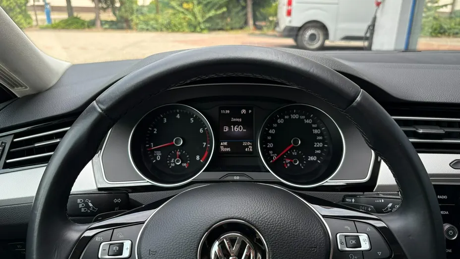 VOLKSWAGEN Passat -