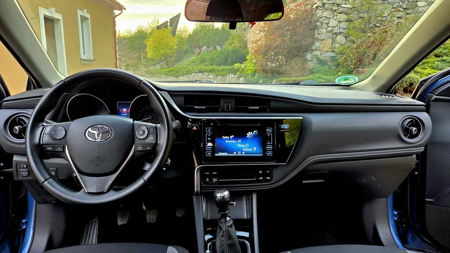 TOYOTA Auris -